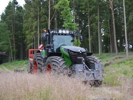 Fendt skovtraktor kører i skoven | TBS Maskinpower
